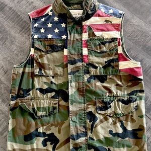 Camouflage Military Vest with American Flag Design/VINTAGE/LIMITE EDITION